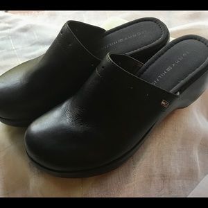 Tommy Hilfiger black clogs/Size 6